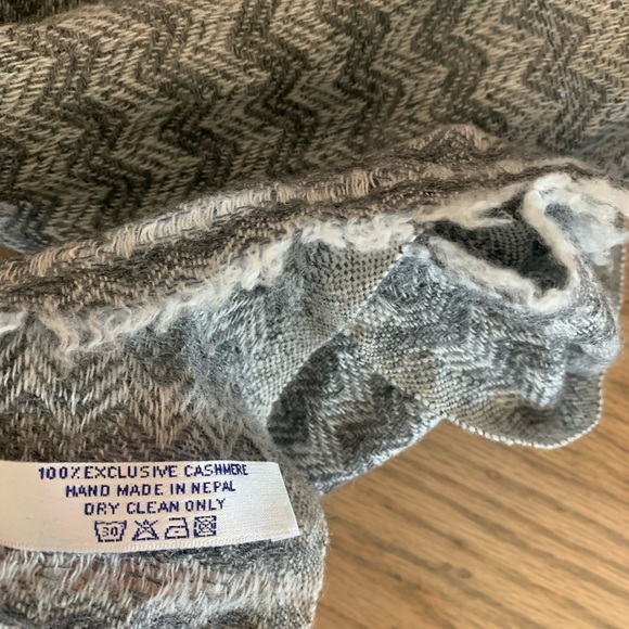 COPY - Grey patterned cashmere blanket scarf/wrap - Picture 4 of 9